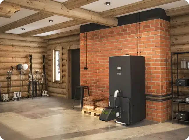 Peletový kotel v technické místnosti